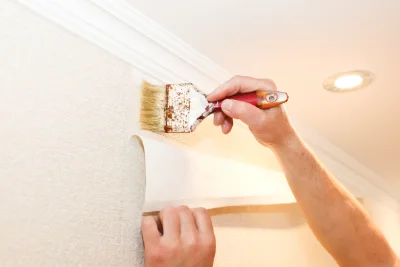 Pose de papier peint à Vieux-Ferrette — revêtements muraux et toiles de verre